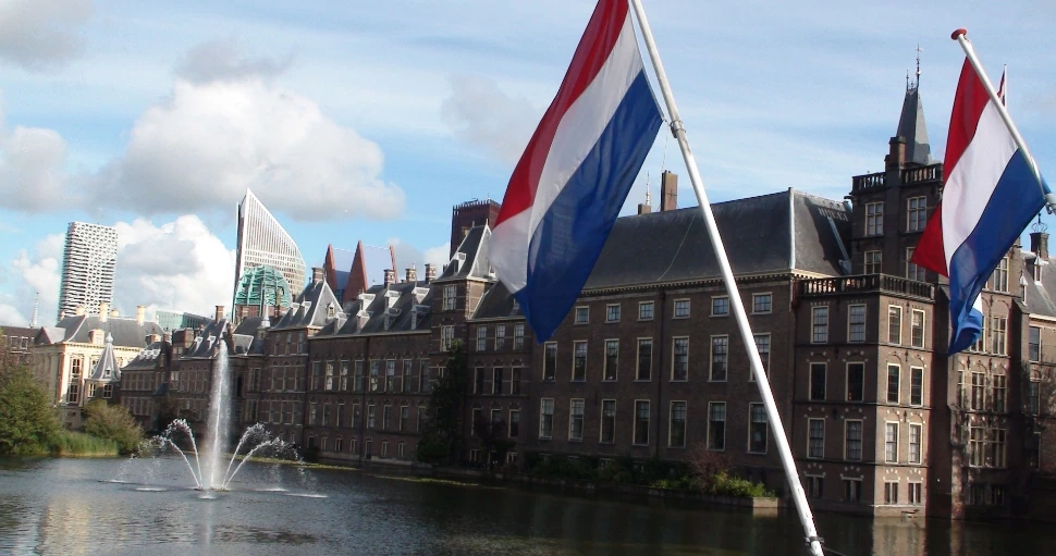 flagi Holandii i budynki w tle